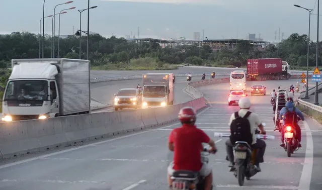 Đường vành đai 2, đoạn từ cầu Phú Hữu sẽ được xây dựng (hướng bên trái) nối tiếp đến ngã tư Bình Thái, Q.9, TP.HCM - Ảnh: T.T.D.