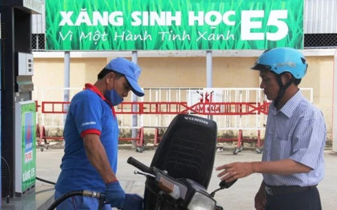 Xăng sinh học E5 tiêu thụ chậm (Ảnh minh họa: KT)