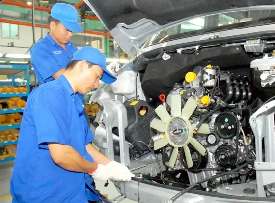 Lắp ráp ô tô tại một đơn vị ở TPHCM. Ảnh: CAO THĂNG
