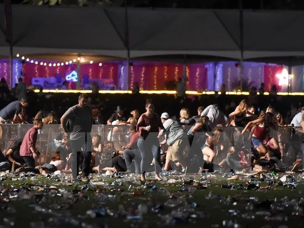 Các nạn nhân hoảng loạn tìm nơi trú ẩn trong vụ xả súng ở Las Vegas tối 1/10. (Nguồn: AFP/TTXVN)