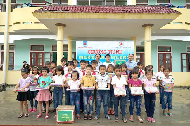 ​Đại diện Công đoàn PVFCCo phối hợp với Hội chữ thập đỏ tại các địa phương triển khai chương trình hỗ trợ các nạn nhân của cơn bão số 10. 