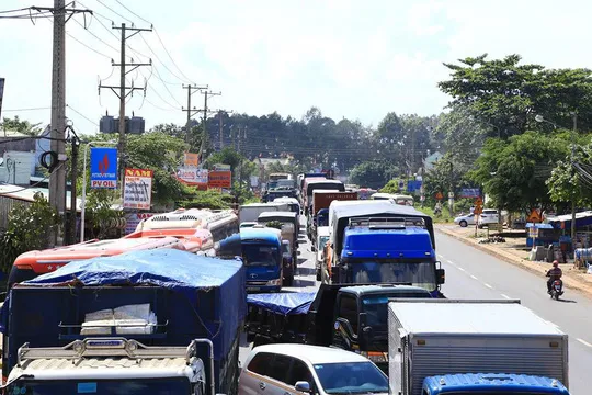 Quốc lộ 1 đoạn qua Biên Hòa tê liệt lúc 14 giờ ngày 5-10 Ảnh: XUÂN HOÀNG