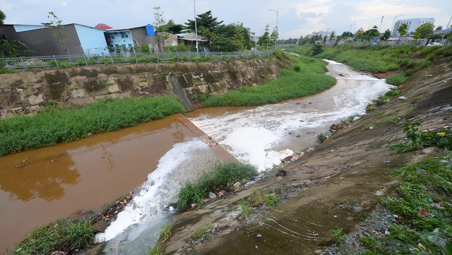 Kênh Ba Bò, đoạn trên tỉnh lộ 43, Q.Thủ Đức (TP.HCM) sủi bọt trắng - Ảnh: QUANG ĐỊNH