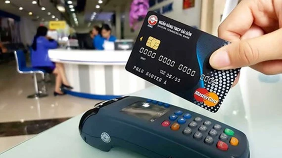 Các máy POS dùng để thanh toán không bằng tiền mặt xuất hiện ngày càng nhiều tại các cửa hàng