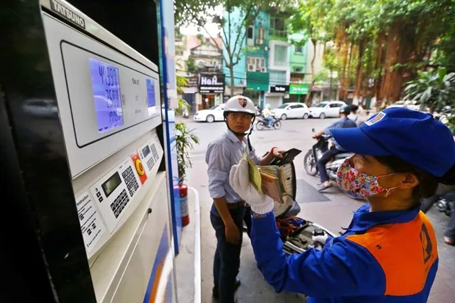 Giá xăng RON 92 giảm hơn 120 đồng/lít
