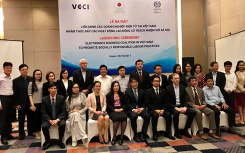 Chủ tịch VCCI Vũ Tiến Lộc, Giám đốc ILO Changhee Lee cùng đại diện các doanh nghiệp tại buổi lễ