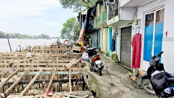 Những căn nhà nằm trên bờ sông đang sạt lở ở khu phố 1, phường Hiệp Bình Chánh, quận Thủ Đức