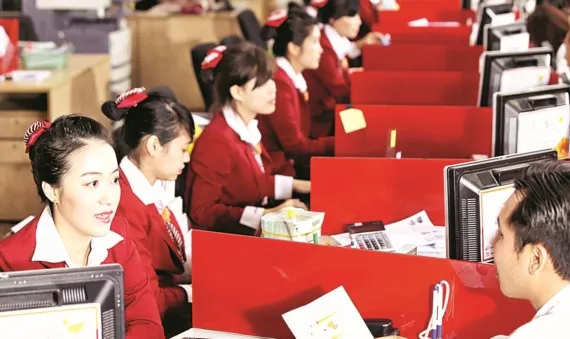 Doanh nghiệp giao dịch tại ngân hàng. Ảnh: Huy Anh