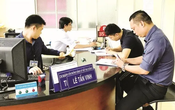 Nộp hồ sơ qua mạng (ảnh chụp tại Chi nhánh Văn phòng đăng ký đất đai quận 8, TPHCM)