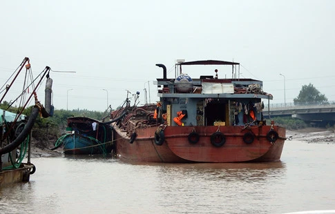 Tàu “bạch tuộc” đang bơm cát biển hút trộm lên san lấp mặt bằng ở Nhà Bè (TP.HCM)