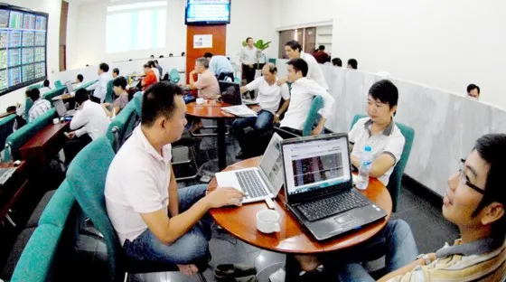 Thị trường chứng khoán “xanh vỏ đỏ lòng”