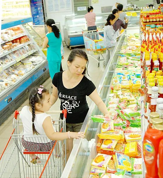 Mua sắm tại siêu thị doanh nghiệp trong nước. Ảnh: CAO THĂNG