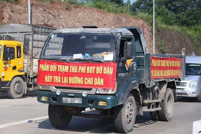 Ô tô của người dân diễu hành phản đối trạm thu phí