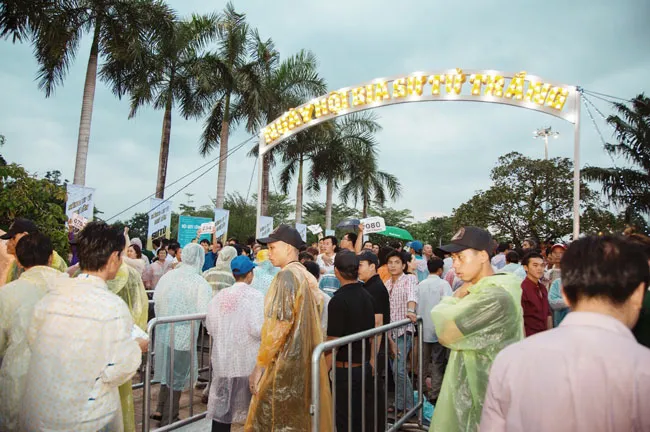 Hàng ngàn người đội mưa dự lễ hội bia Sư Tử Trắng-Nâng ly vì chí lớn ảnh 1 Hàng ngàn người đội mưa dự lễ hội bia Sư Tử Trắng-Nâng ly vì chí lớn ảnh 1