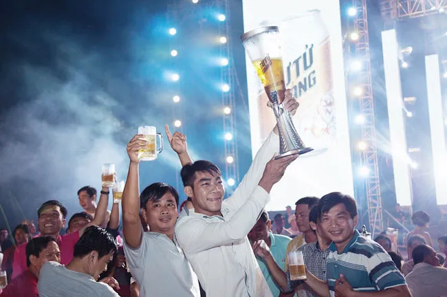 Hàng ngàn người đội mưa dự lễ hội bia Sư Tử Trắng-Nâng ly vì chí lớn ảnh 2 Hàng ngàn người đội mưa dự lễ hội bia Sư Tử Trắng-Nâng ly vì chí lớn ảnh 2