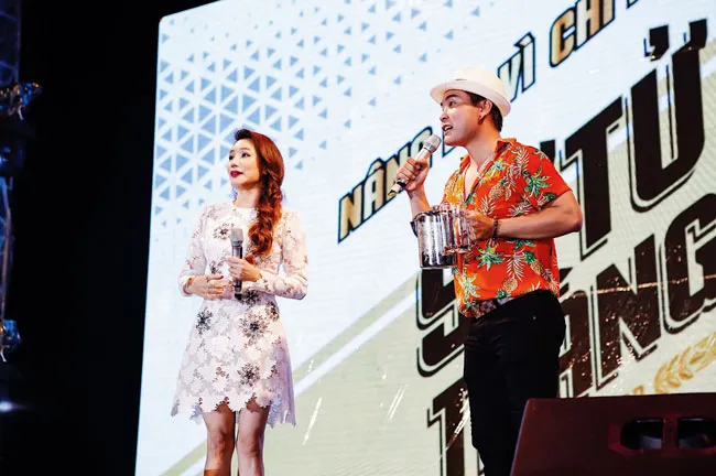 Hàng ngàn người đội mưa dự lễ hội bia Sư Tử Trắng-Nâng ly vì chí lớn ảnh 3 Hàng ngàn người đội mưa dự lễ hội bia Sư Tử Trắng-Nâng ly vì chí lớn ảnh 3