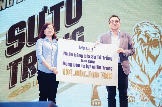 Hàng ngàn người đội mưa dự lễ hội bia Sư Tử Trắng-Nâng ly vì chí lớn ảnh 4 Hàng ngàn người đội mưa dự lễ hội bia Sư Tử Trắng-Nâng ly vì chí lớn ảnh 4