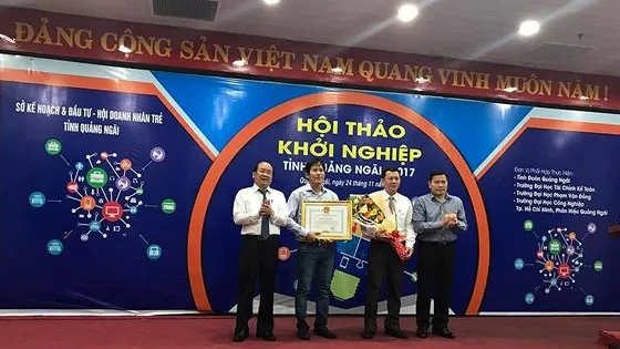 Tặng bằng khen cho các tác giả, nhóm tác giả của "Ý tưởng khởi nghiệp"
