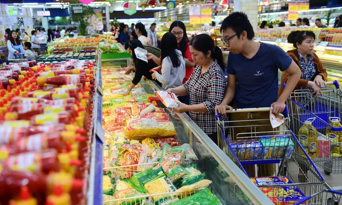 Tổng mức bán lẻ hàng hóa và doanh thu dịch vụ năm 2018 được đặt mục tiêu tăng khoảng 10%. Trong ảnh: mua sắm vào những ngày cuối năm 2017 tại một siêu thị ở TP.HCM - Ảnh: QUANG ĐỊNH