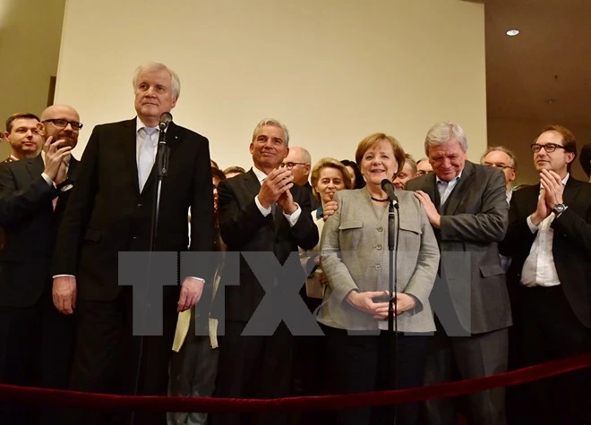 Chủ tịch đảng CDU - Thủ tướng Angela Merkel (thứ 3, phải) và nhà lãnh đạo đảng CSU Horst Seehofer (thứ 2, trái) sau một cuộc họp tại Berlin ngày 19/11. (Nguồn: AFP/TTXVN)