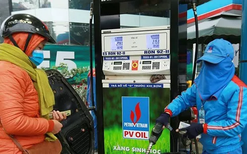 Xăng E5RON92 bán chủ yếu cho xe máy và ô tô cơ quan.
