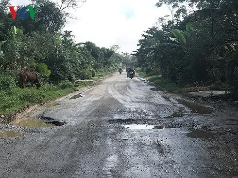 QL8A nối QL1 từ thị xã Hồng Lĩnh (Hà Tĩnh) lên cửa khẩu Quốc tế Cầu Treo đã xuống cấp nghiêm trọng.
