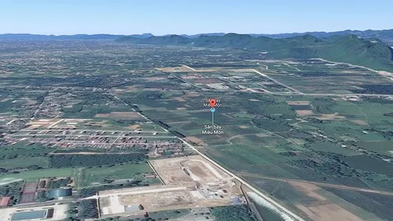 Đất sân bay Miếu Môn của Bộ Quốc phòng đang bị lấn chiếm. Ảnh: GOOGLE MAPS