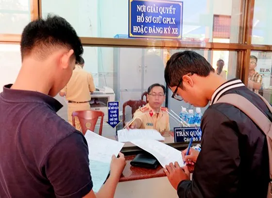 Người vi phạm Luật Giao thông đăng ký nhận lại tại nhà giấy tờ đã bị tạm giữ