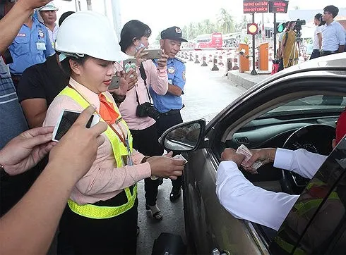 Tiền có mệnh giá nhỏ là phương thức chủ yếu của cánh lái xe đối phó khi qua trạm thu phí.