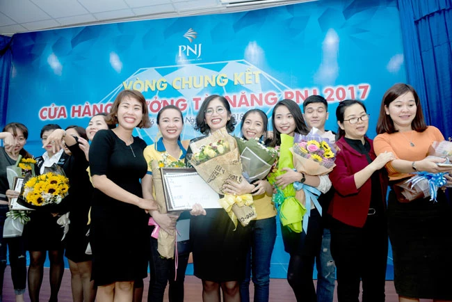 Phút giây hạnh phúc của Nguyễn Thanh Vy cùng đồng nghiệp.