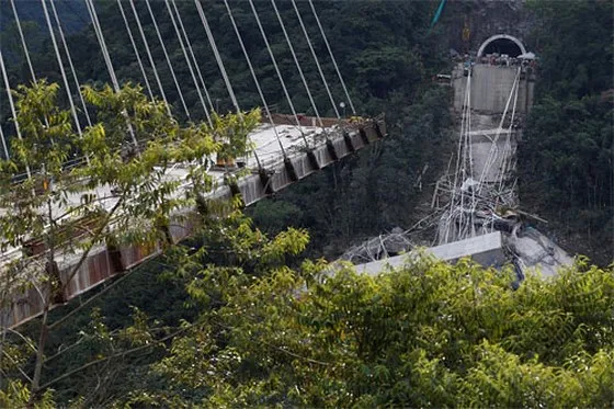 Sập cầu, hàng chục công nhân Colombia thiệt mạng