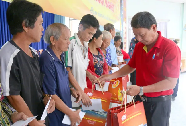 Ông Nguyễn Văn Quang - Chủ tịch Công đoàn Tập đoàn Sao Mai phát quà cho bà con tại phường Mỹ Bình, TP. Long Xuyên, AN Giang