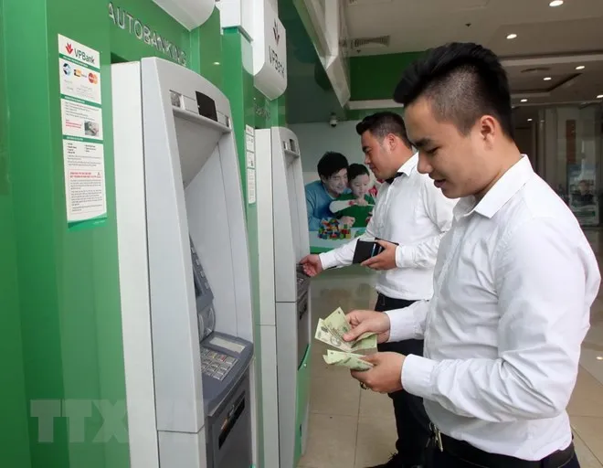 Khách hàng giao dịch tại điểm thanh toán thẻ ATM Ngân hàng VPBank. (Ảnh: Trần Việt/TTXVN)
