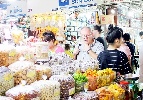 Du khách nước ngoài mua đặc sản tết tại chợ Bến Thành, TPHCM