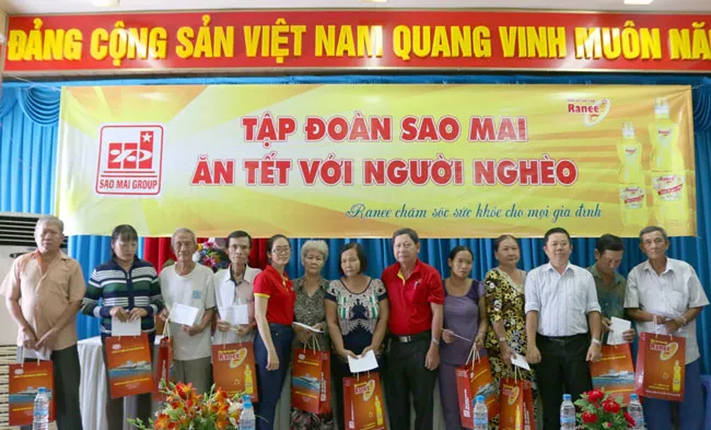 Chương trình Sao Mai ăn tết với người nghèo tại phường Mỹ Long, TP Long Xuyên, An Giang.