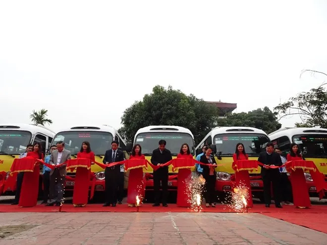 Các đại biểu cắt băng khai trương tuyến buýt mới số 108.(Ảnh: Việt Hùng/Vietnam+)
