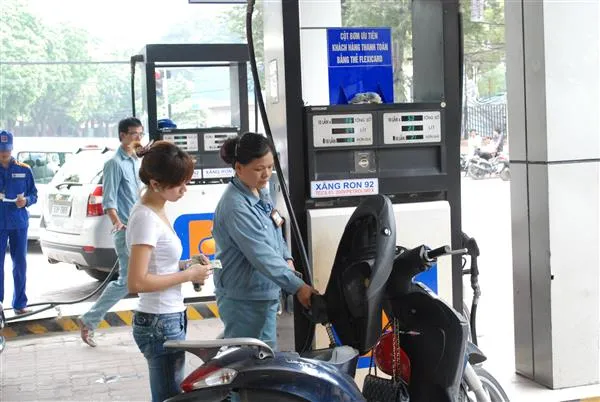 Đã triển khai xong dán tem niêm phong đồng hồ công tơ tổng tại hơn 13.600 điểm cửa hàng tương ứng với khoảng hơn 57.800 trụ xăng. Ảnh Hồng Vân.