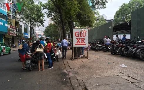 Một bãi giữ xe trên đường Huỳnh Thúc Kháng, Quận 1 thu vượt gấp 3 giá quy định.