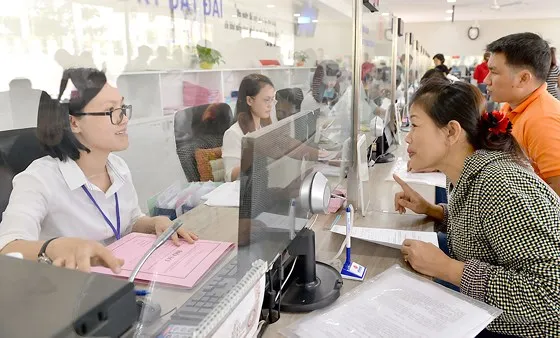 Người dân làm thủ tục hành chính tại UBND quận 12. Ảnh: VIỆT DŨNG