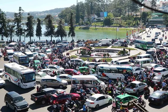 Dòng phương tiện di chuyển trước vòng xoay chợ Đà Lạt sáng 21-2. Ảnh: ĐOÀN KIÊN