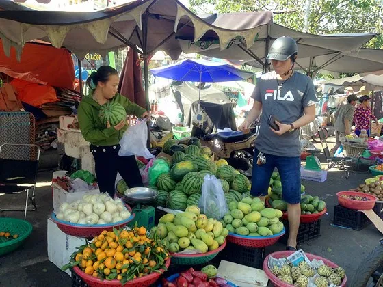 Khách mua hàng tại chợ truyền thống ở TPHCM