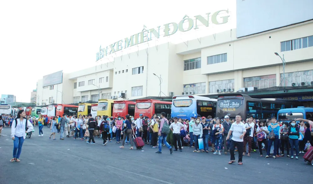 Người dân lũ lượt về lại TPHCM.