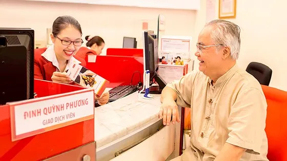 Theo quy định hiện hành, người gửi tiền phải trực tiếp thực hiện giao dịch tại tổ chức nhận tiền gửi tiết kiệm. Ảnh: HUY ANH