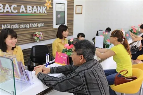 Nhiều người lo ngại tình trạng thu phí "dây chuyền" sẽ diễn ra tại các ngân hàng khác (Ảnh: KT)