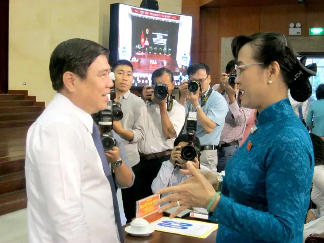 Chủ tịch HĐND TPHCM Nguyễn Thị Quyết Tâm trao đổi cùng Chủ tịch UBND TPHCM Nguyễn Thành Phong trước giờ khai mạc kỳ họp.