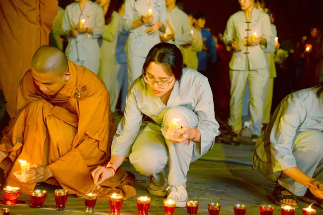 Những ngọn nến cầu cho Quốc thái Dân an ảnh 5 Những ngọn nến cầu cho Quốc thái Dân an ảnh 5