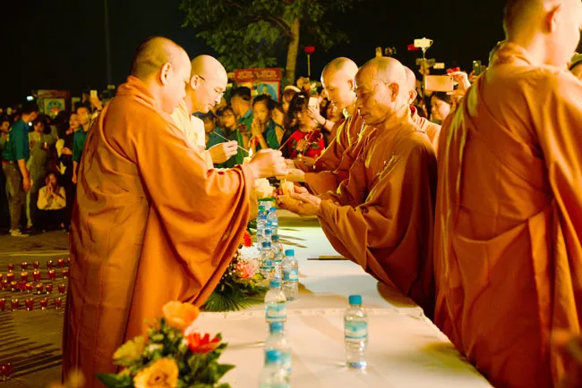 Những ngọn nến cầu cho Quốc thái Dân an ảnh 6 Những ngọn nến cầu cho Quốc thái Dân an ảnh 6