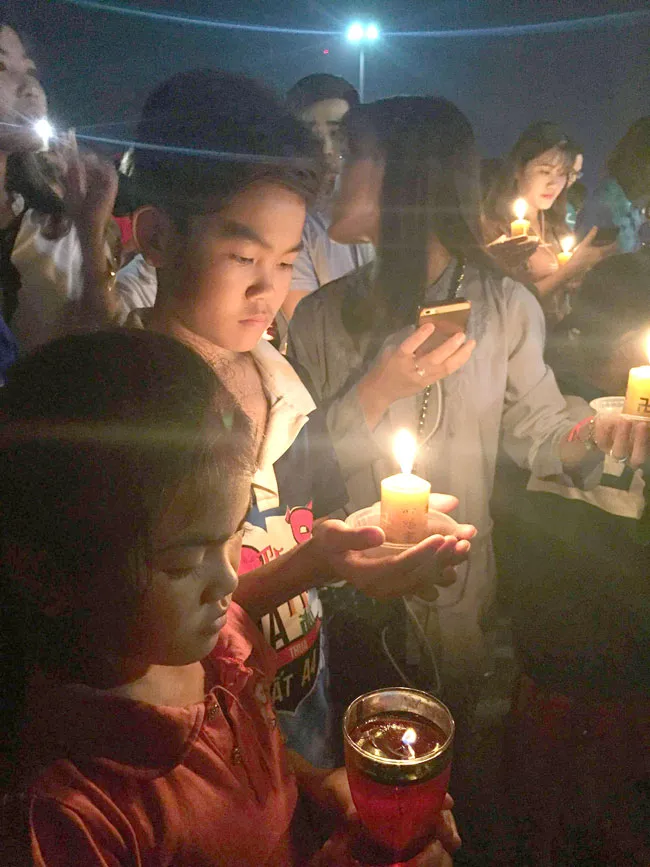 Những ngọn nến cầu cho Quốc thái Dân an ảnh 7 Những ngọn nến cầu cho Quốc thái Dân an ảnh 7