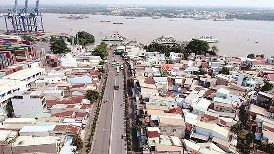 Nhà dân sát bên cảng Cát Lái. Ảnh: CAO THĂNG