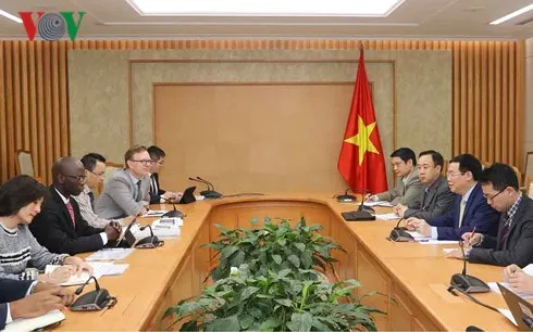 Phó Thủ tướng Vương Đình Huệ làm việc với Giám đốc quốc gia Ngân hàng Thế giới (WB) tại Việt Nam Ousmane Dione.